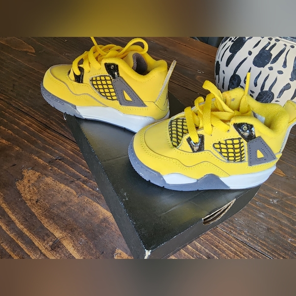 Jordan 4s - Picture 3 of 4